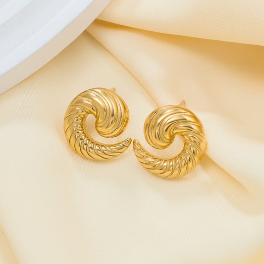 Cowhorn spiral stud earring